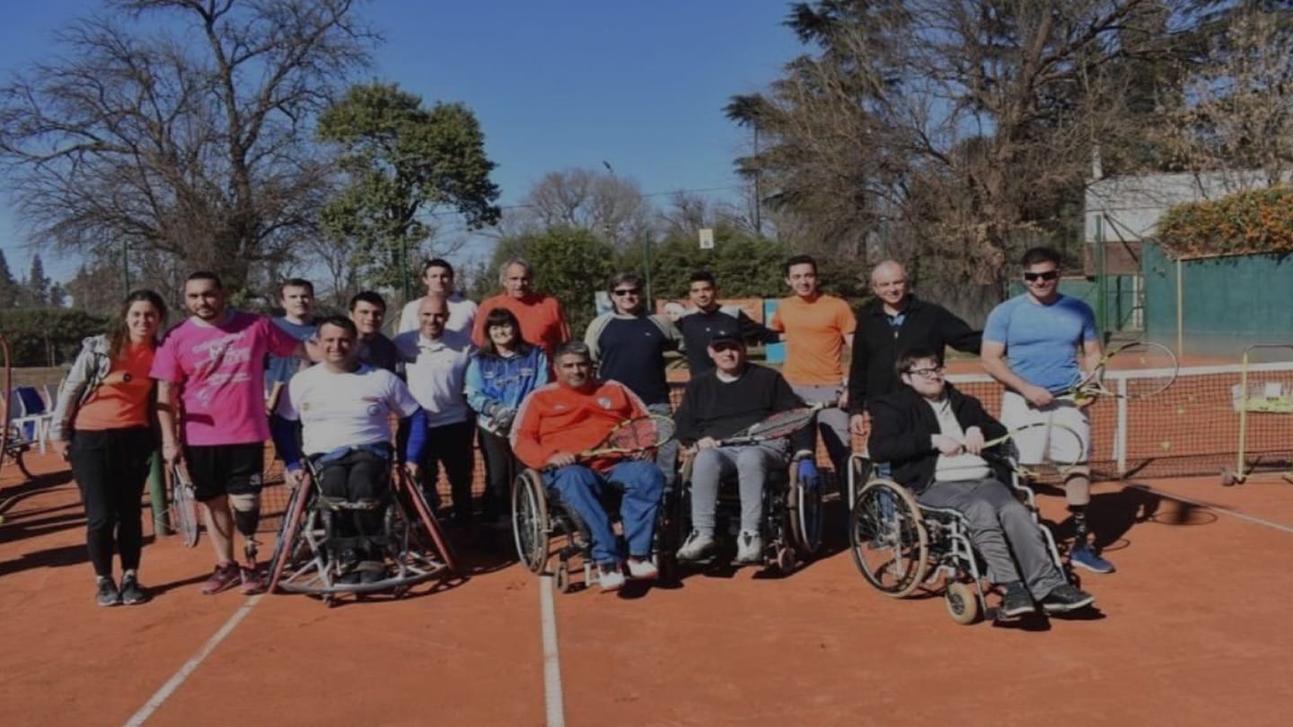 Grupo de la Escuela Tenis Sin Límites en la cancha