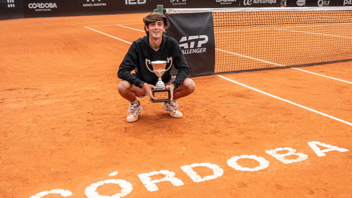 Juan Manuel La Serna, campeón del AAT Challenger en el Córdoba Lawn. 